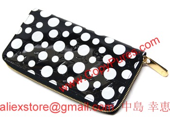  ルイヴィトン　LOUIS VUITTON　ヴィトン　財布　LV　ヴェルニ　ドット　インフィニティ　ヤヨイ・クサマ　LV　ラウンドジップ長財布　ジッピーウォレット　ノワール　M91573  品番 M91573  商品名 ルイ・ヴィトン　ヴェルニ　ドット　インフィニティ　ヤヨイ・クサマ　ジッピーウォレット　ノワール  商品詳細 草間弥生とルイ・ヴィトンのコラボによって生み出された「ヤヨイ・クサマコレクション」人気のジッピーウォレットに無限の水玉が描かれたデザインです。 ・「YAYOI KUSAMA」と「Louis Vuitton」のシグネチャーが内側レザーに刻印されています。 ・マチ付き札入れx3 ・カードポケットx8 ・ポケットx3 ・ファスナー付小銭入れ ・ライニング：カーフレザー(ブラック) ・カラー：ノワール（ブラックxホワイト） ・当店の商品は、新品のみのお取り扱いです。  サイズ ヨコ19.5cmxタテ10cmxマチ2cm  素材 パテントレザー（モノグラムの型押し）  付属品 保存袋  お客様へ ※こちらは限定商品のため、「入荷待ち」表示がされている場合、ご注文いただきましても再入荷しないこともございます。予めご了承くださいませ。  備考 ※販売価格は送料込みの金額ですが一部地域、離島は別途送料がかかる場合がございます。予めご了承ください。